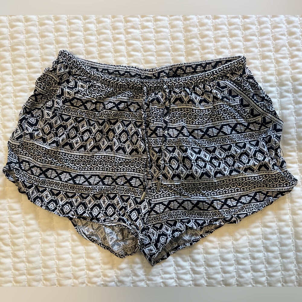 Size 4 Black and White Patterned Shorts